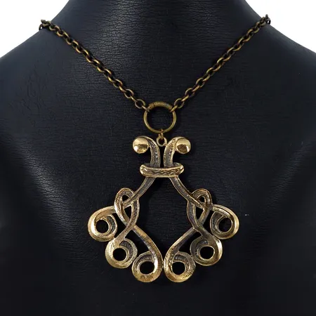 Hänge med tillhörande halskedja, Finland, brons, otydlig tillverkarstämpel, kedja Ankarlänk längd 63 cm (ej öppningsbar), kedja bredd 4 mm, hänge längd inkl. ring 80 mm, bredd 65 mm, vikt 36 gram