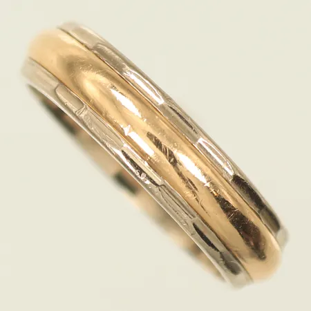 Ring tvåfärgad, stl 16 bredd 4,5mm gravyr 18K  Vikt: 4,8 g