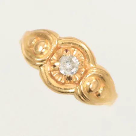 Ring med mönster och vit sten, stl ca 16¾, bredd 2-9mm, 18K, 1,9g