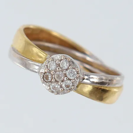 Ring med vita stenar, stl: 15¾, bredd 3-6mm, bucklig, tvåfärgat 18K.  Vikt: 1,2 g