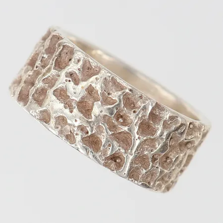 Ring med dekor, stl: 17, bredd 8,5mm, Silver 925/1000.  Vikt: 6,9 g