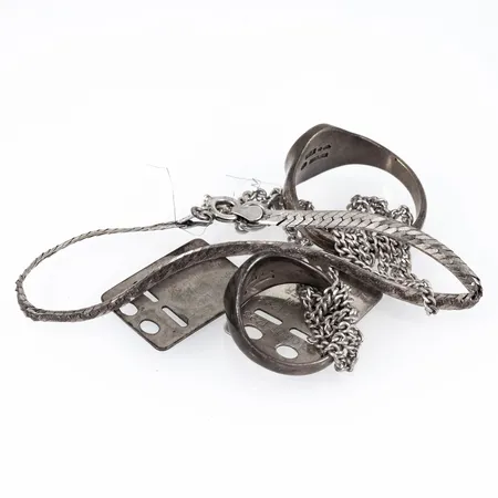 Diverse defekt/graverat silver. Vikt: 23,5g.