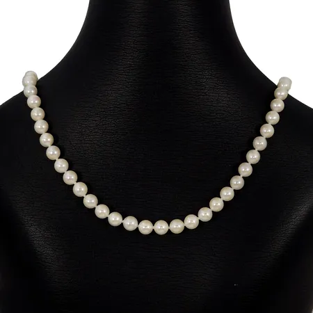 Pärlcollier, sidenmatterat klotlås i 18K guld, låsets diameter Ø 7 mm, Guldfynd (GHA), odlade pärlor Ø 6,2 mm, lätt cremerosa ton, god lyster, längd 47 cm, fint skick, förefaller vara oanvänt, bruttovikt 24,6g