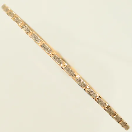 Armring med mönster, innermått ca 60x62,5mm bredd 2mm, 18K  Vikt: 3,8 g