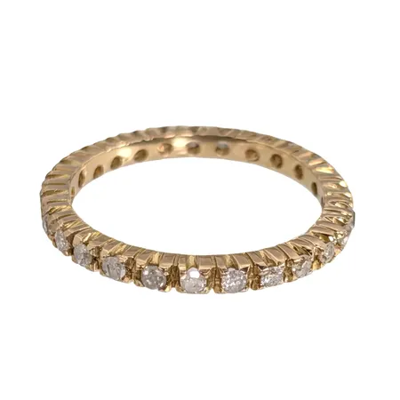 Diamantring, 18K guld, Diamanter infattade runtom hela skenan 26 x 0,01ct, ostämplad, 16½ mm, bredd 2 mm, minimalt skev skena, diamanter av låg kvalitet, nagg förekommer Vikt: 2,1 g