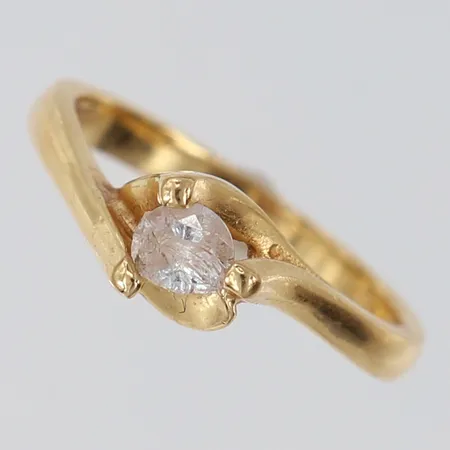 Ring med vit sten, stl: 15¾, bredd 2,2-5,5mm, skadad sten, 18K.  Vikt: 3 g