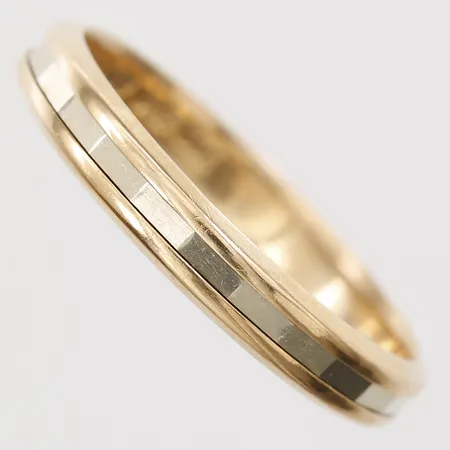 Ring stl:20¾, gravyr. 18K gul- och vitguld Vikt: 4,6 g