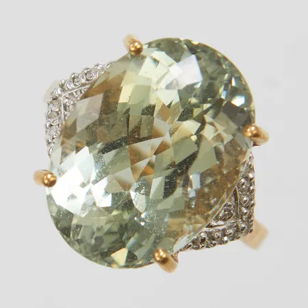 Ring med en prasiolit ca.18x13mm samt diamanter 20 x ca.0,0025ct, 8/8-slipade, Ø17½, bredd: 1,7-18mm, 9K Vikt: 5,6 g
