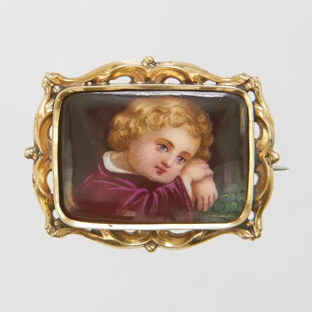 Brosch med miniatyrporträtt på porslin, 27,8x35,9mm, tennlödningar, broschnål i oädel metall, ostämplad, 14K, bruttovikt 5,0g Vikt: 5 g