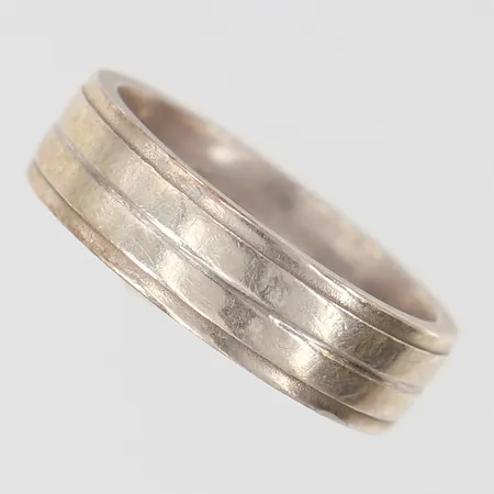 Ring med dekor, stl: 16¾, bredd 5,3mm, Silver 925/1000.  Vikt: 4,6 g