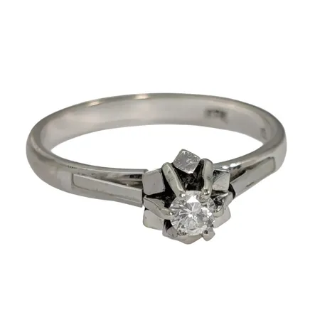 Diamantring, 18K vitguld, Diamant 0,13ct, svensk kontrollstämpel, Ø17¼ mm, bredd 2-7 mm Vikt: 3,1 g