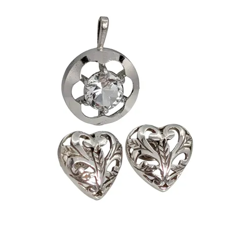 Örhängen, ett par "Hjärtan" + Hänge, vit sten, örhängen mått 14,5x14 mm, olika ploppar, hänge längd inkl. ögla 24 mm, bredd 17 mm, sten utan anmärkning, sannolikt tillverkare TeKa Vikt: 6,6 g