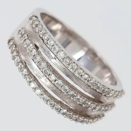 Ring med diamanter ca 63 x ca 0,01ct, stl: 16½, bredd 4,7-8mm, ostämplat 18K. Vikt: 6 g