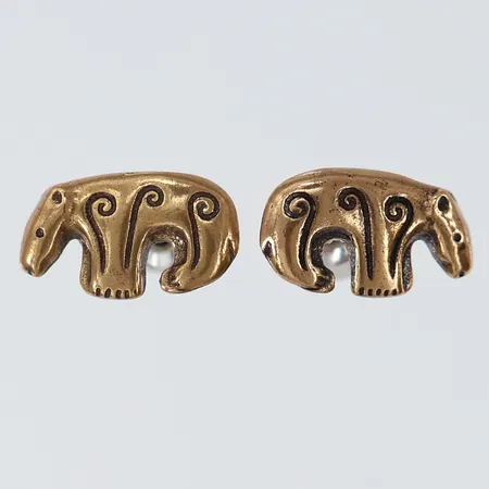 Ett par örhängen, ca 7,5x14mm, Björn, Kalevala Koru, Finland, Brons, snurrebussar i metall.