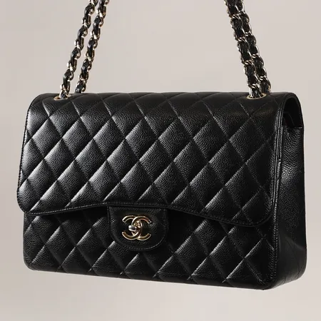 Väska, Chanel Classic Jumbo Flap bag, svart quiltat caviar, beslag i gulfärgad metall, axelrem, invändigt fodrad i rött läder, mått ca: 30x10x20cm, serie-nr: XN8TEXHH, kvitto från Chanel Birger Jarlsgatan, Stockholm år 2021, certifikat, handbok, dustbag, originalbox, bruksslitage, fläckar invändigt, beslag med mindre färgbortfall,