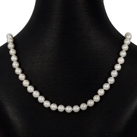 Pärlcollier, sidenmatterat klotlås i 18K guld, låsets diameter Ø 7 mm, Guldfynd (GHA), odlade pärlor Ø 6,2 mm, blåvitrosa ton, god lyster, längd 46,5 cm, fint skick, förefaller vara oanvänt, bruttovikt 25,1g