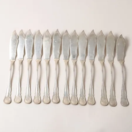 13 Fiskknivar, modell Hallbergs Chippendale, längd: 22cm, monogram, CG Hallberg, Stockholm år 1916, 830/1000 silver. Vikt: 673,8 g