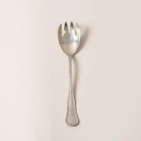 Serveringsgaffel, modell Hallbergs Chippendale, längd: 21cm, monogram, CG Hallberg, Stockholm år 1916, 830/1000 silver. Vikt: 60,6 g