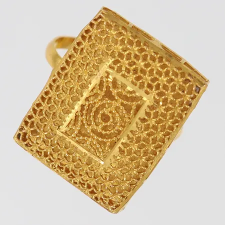 Ring med filigranarbete, stl 18, bredd ca 2-20mm, justerbar, något skev, 21K  Vikt: 3,7 g