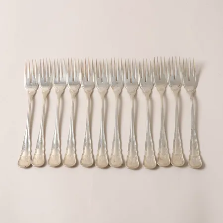 12 Fiskgafflar modell Hallbergs Chippendale, längd: 18,5cm, monogram, CG Hallberg, Stockholm år 1916, 830/1000 silver. Vikt: 482,5 g