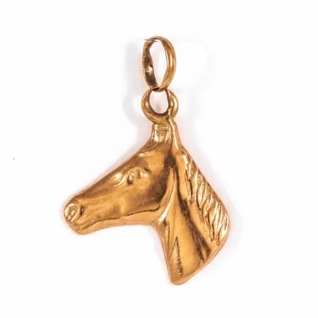Hänge Hästhuvud i 18K guld. Det är 15 mm brett, 22,5 mm långt inkl. ögla och väger 0,9g. Nötta öglor.