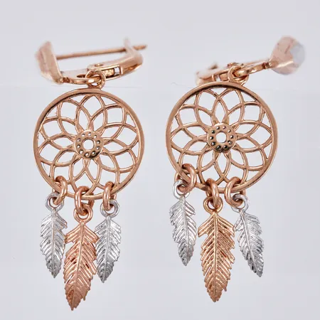 Ett par örhängen längd: ca 3,5cm bredd: ca 4-11mm rödguld/vitguld 14K  Vikt: 3,1 g