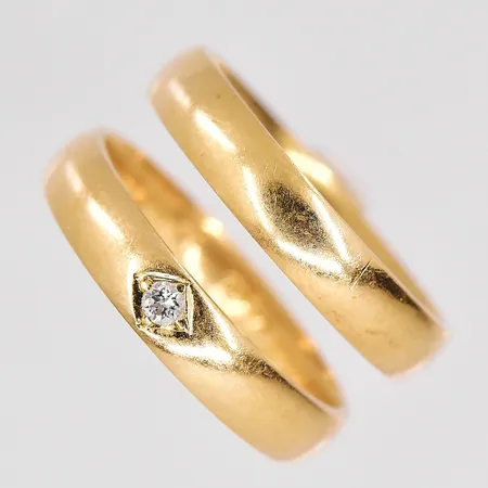 2 Ringar, stl 16¾, diamant ca 0,02ct, personligt graverade, 18K Vikt: 7,1 g