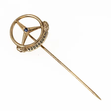 Nål Mercedes 1000000Km i 14K guld. Den är 18 mm bred, 54 mm lång och väger 2,2g.