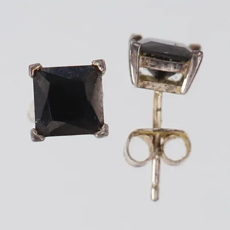 Ett par örhängen med svarta stenar, 6x6mm, skeva stift, Silver 925/1000. Vikt: 1,6 g
