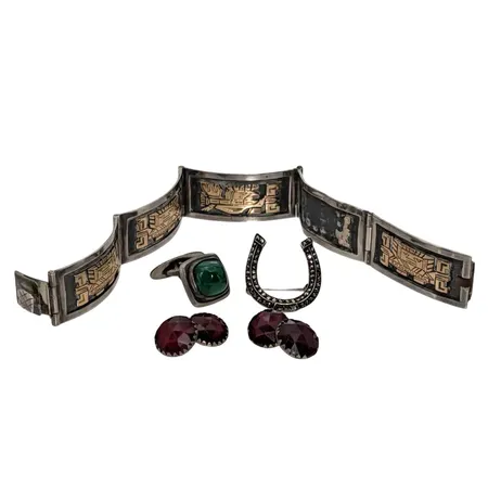 Diverse silversmycken, bl.a. Armband (förgyllda detaljer), längd 18,5 cm, defekt, Brosch (sten saknas), Länkknappar med slitage/brutna fästen, bruttovikt 45,3 gram Vikt: 45,3 g