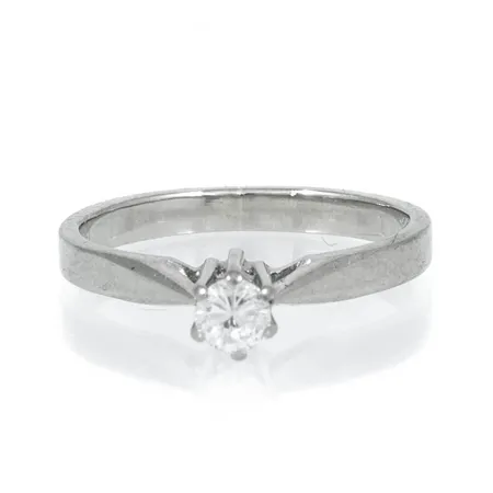 Ring i 18K vitguld med 1 x 0,16ct (c:a W/si) briljantslipad diamant. Den är i storlek 14¼, är 2 - 4 mm bred och väger 1,8g. Stenstorlek 0,16ct ingraverat.