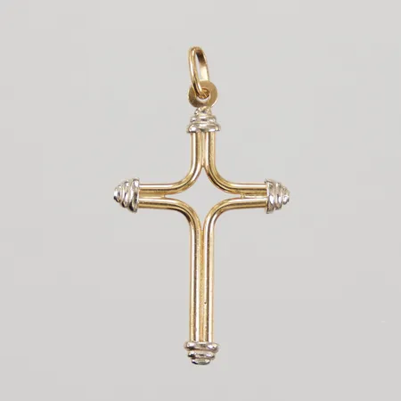 Hänge kors längd inklusive ögla 39,6mm, bredd 21,9mm, detalj i vitguld, 18K, Vikt: 2,4 g