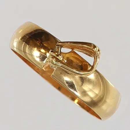 Hänge omgjord ring, längd inkl ögla ca 30mm, bredd ca 23mm, gravyr, 18K Vikt: 6,3 g