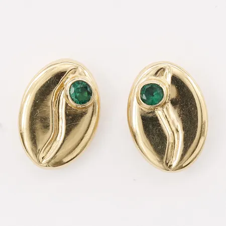 Ett par örhängen med gröna stenar, höjd: 7,5mm, bredd: 10,5mm, saknar snurrebussar, 18K guld Vikt: 0,8 g