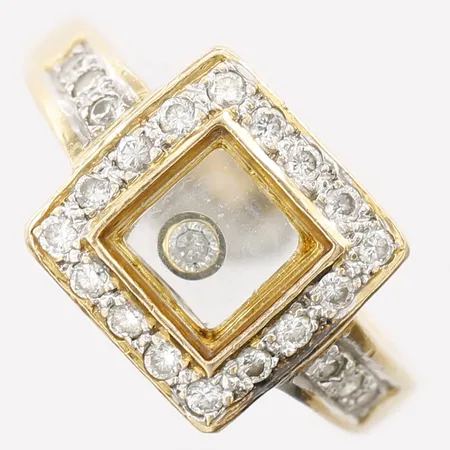 Ring med diamanter 1xca0,03ct, 16xca0,01ct, stl: 17¾, bredd: 2 -11mm, delvis i glas, defekt/av, OBS! ej märkesdesign, 18K guld. Vikt: 7,5 g