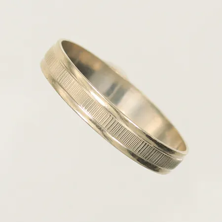 Ring med mönster stl 21 bredd 3,9mm 14K  Vikt: 1,8 g