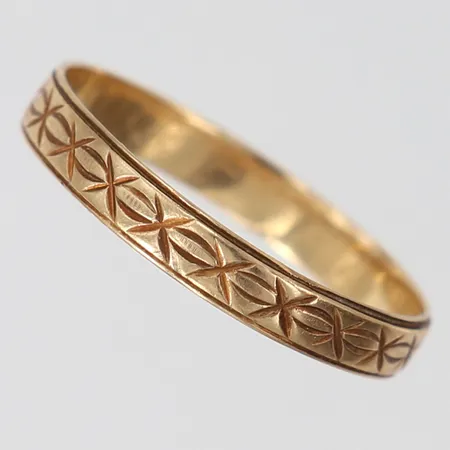 Ring med dekor, stl: 18, bredd 3mm, skev, 18K.  Vikt: 1,6 g