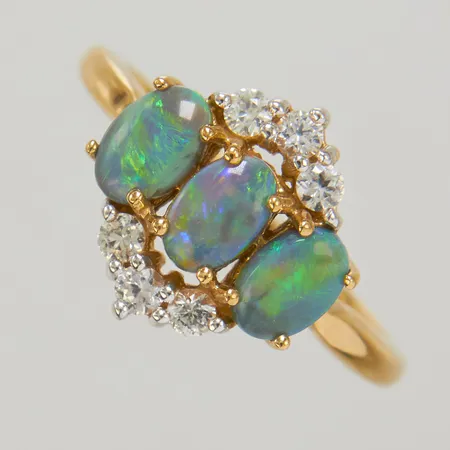 Ring med behandlade opaler samt vita stenar, Ø17¼, bredd: 1,9-13,1mm, 9K Vikt: 3 g