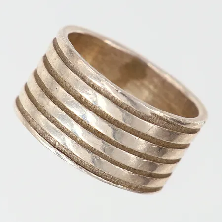 Ring med dekor, stl: 21½, bredd 13,5mm, skev/bucklig, Silver 925/1000.  Vikt: 13,1 g