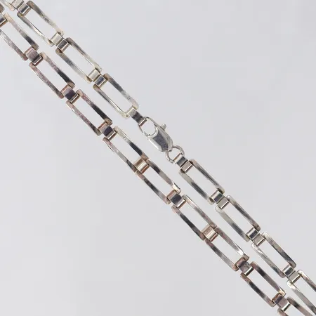 Collier halvstelt, längd 43,5cm, bredd 6,2mm, Silver 925/1000. Vikt: 18,3 g