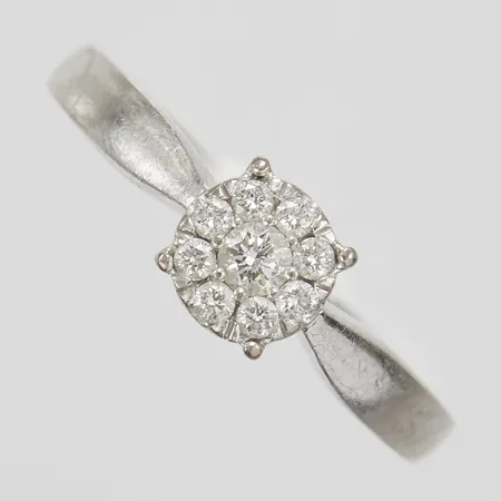 Ring med diamanter 1 x 0,05ct samt 8 x ca.0,02ct, Ø18, bredd: 2,1-6,3mm, GHA, vitguld, 18K Vikt: 3,8 g