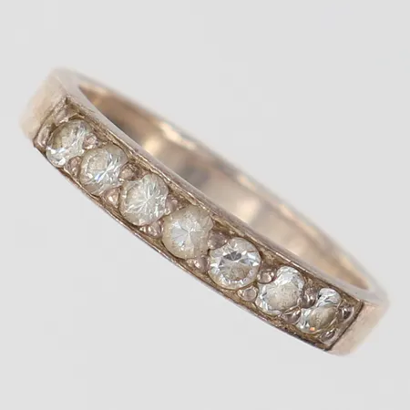 Ring med vita stenar, stl: 17, bredd 3,3mm, Silver 925/1000.  Vikt: 2,4 g