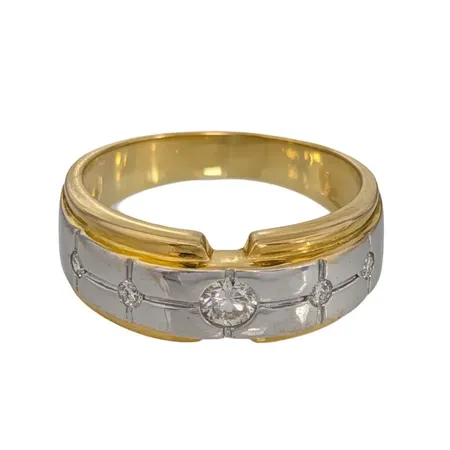 Diamantring, 18K guld, tvåfärgad modell, Diamanter 1 x 0,15ct + 4 x 0,02ct, ostämplad, Ø16¾ mm, bredd 3,3 - 7 mm, fint skick Vikt: 6,5 g