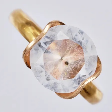 Ring med vit sten stl: ca 19¾ bredd: ca 3-12mm graverad 23K Bruttovikt Vikt: 7,9 g