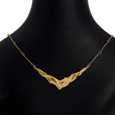 Collier, 18K guld, otydlig tillverkarstämpel, svensk kontrollstämpel, Diamanter 3 x 0,01ct, längd 50,0 cm, stavarnas bredd 0,9 mm, mittdelens längd 63 mm, slitage på mittdelens öglor - i behov av liten pålödning, för övrigt fint skick Vikt: 8,7 g