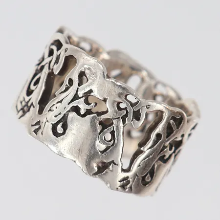 Ring med genombruten dekor, stl: 18, bredd 12mm, Silver 925/1000.  Vikt: 7,2 g