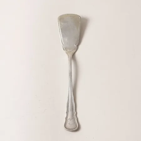 Serveringsspade, modell Hallbergs Chippendale, längd: 19cm, monogram, CG Hallberg, Stockholm år 1916, 830/1000 silver. Vikt: 56,6 g