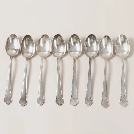 Åtta kaffeskedar, GAB, Stockholm, längd 12cm, slitage, gravyr, 830/1000 silver. Vikt: 100,2 g