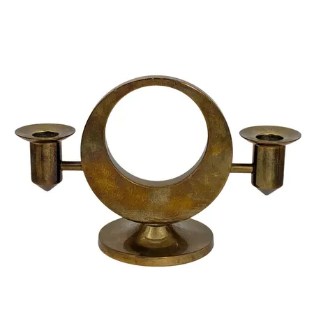 Ljusstake, mässing, 2-armad, Arthur Pe Kolbäck, höjd 9 cm, bredd 14 cm, minimalt märke i ovankant, för övrigt i fint skick, oputsad patina, vikt omkring 420 g Skickas med paket.