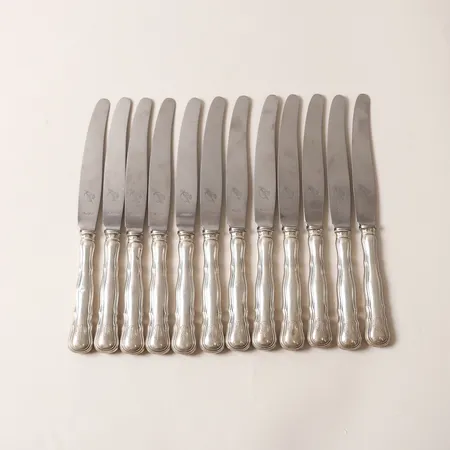 12 Bordsknivar, modell Hallbergs Chippendale, längd: 21,5cm, monogram, blad i rostfritt stål, CG Hallberg, Stockholm år 1916, 830/1000 silver, bruttovikt: 589,9g.